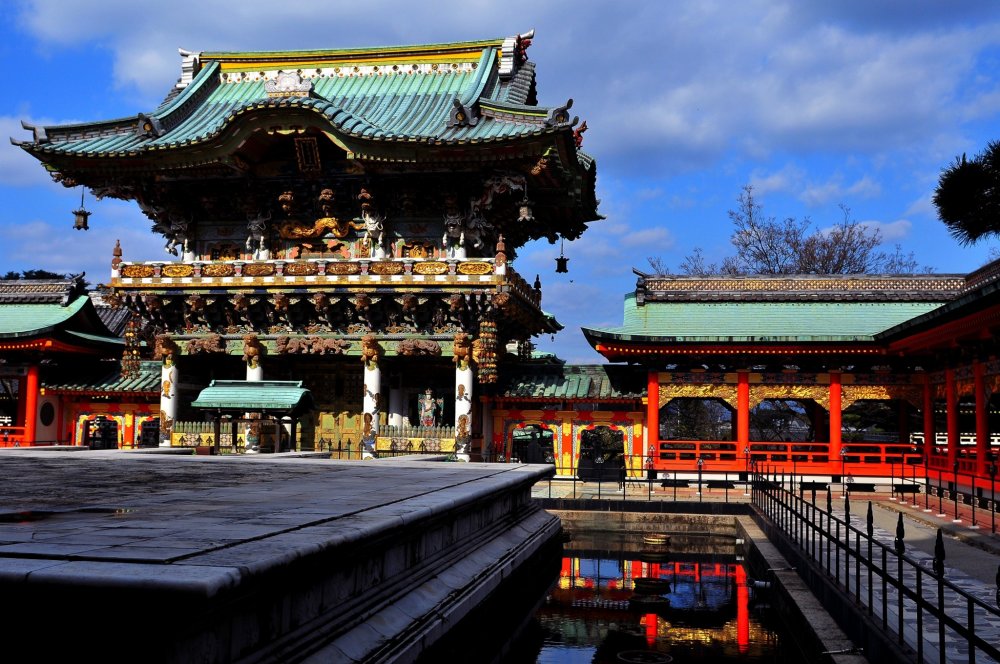Porte Koyomon, la plus incroyable architecture du site, réalisée sur le modèle de la porte Yomeimon du Sanctuaire Tôshô-gû de Nikkô